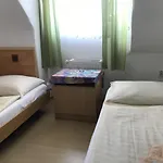 Ve Volarech Sumava מלון